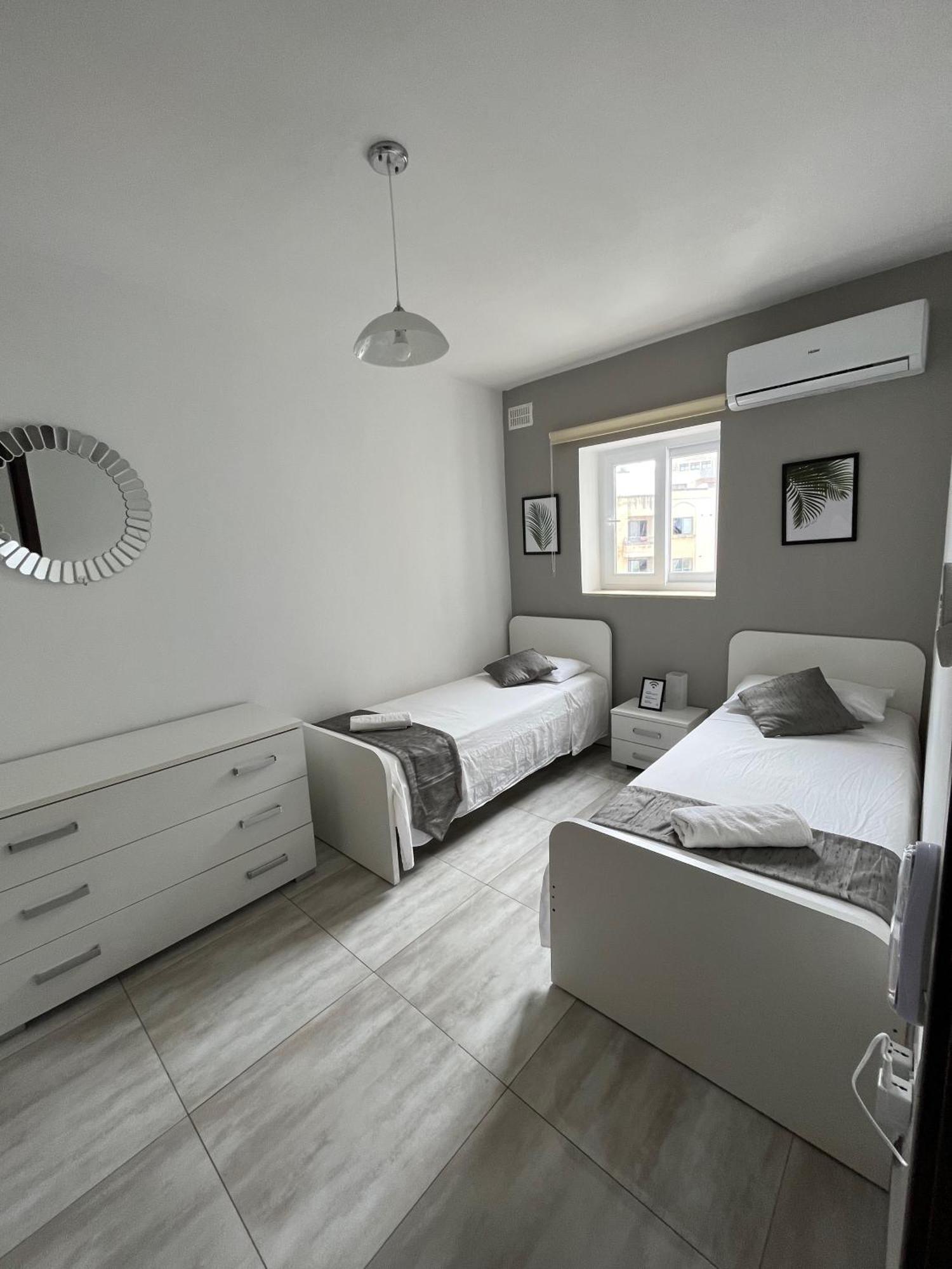F4 Room 3, Private Room Two Single Beds Shared Bathroom Msida Esterno foto